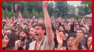 Em reviravolta, esquerda vence na França e eleitores comemoram nas ruas