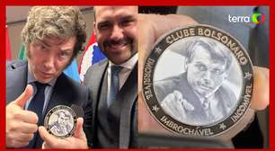 Bolsonaro presenteia Milei com medalha de 'imbrochável' durante evento