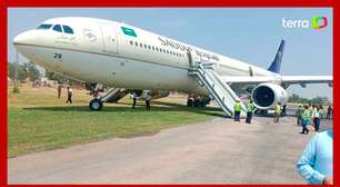 Avião pega fogo ao pousar com 297 passageiros a bordo no Paquistão