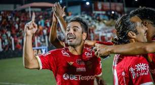 Homem gol do Vila Nova, Henrique Almeida destaca superação no clube