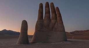 Mão gigante no deserto é obra inusitada, no Chile