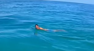 Homem pula no mar para não passar senha do celular para namorada e policiais