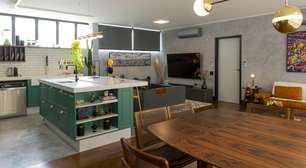 Decoração de apê combina cozinha provençal verde com sala de estar industrial
