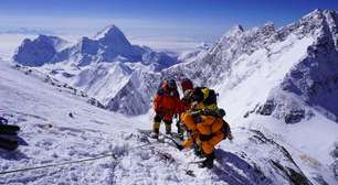 Como corpos congelados de alpinistas foram recuperados da 'zona da morte' do Everest