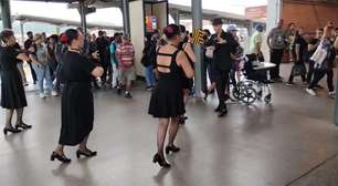 Mães da APAE de Mogi e voluntários apresentam danças em ritmos latinos em estação da CPTM nesta quarta