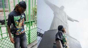Atacante do Milan visita o Cristo Redentor com camisa de Ronaldinho Gaúcho