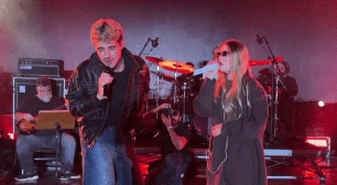 Jão e Luisa Sonza cantam juntos 'Pro Dia Nascer Feliz' em show