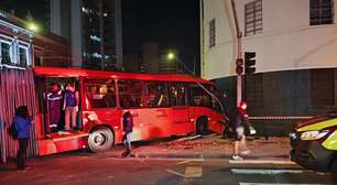 Acidente com ônibus biarticulado deixa 28 feridos no Centro de Curitiba