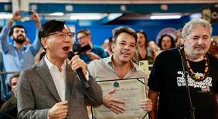 Apaixonado por samba, embaixador coreano recebe título de carioca honorário