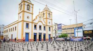 Vídeo: No Marco Zero de Caruaru, centenas de cruzes são colocadas em protesto contra violência