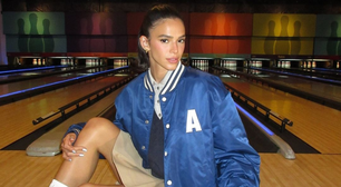 Bruna Marquezine chama atenção com look estilo colegial