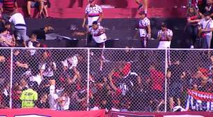 Torcedores do Flamengo brigam em partida contra o Vitória no Brasileirão