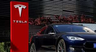 Ação da Tesla desaba 12% e Musk fala de tudo, menos carros