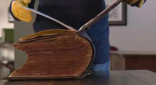 Bíblia com cerca de 250 anos fica intacta e 'sobrevive' a enchentes no Rio Grande do Sul