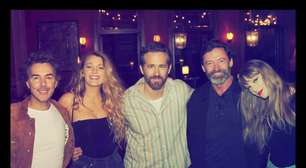 Com foto ao lado do elenco, Taylor Swift exalta "Deadpool e Wolverine": "indescritivelmente incrível"