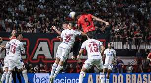 'Atos de brutalidade': Atlético-GO x Bahia tem briga com direito a chute em árbitro; veja súmula