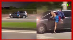 Motoristas flagram homem pendurado na janela de carro em movimento no RJ
