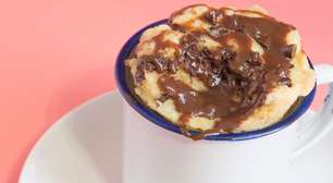 Bolo de caneca com gotas de chocolate: receita perfeita para matar a vontade de doce