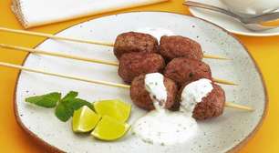 Kafta com molho de iogurte: receita árabe fácil com carne moída