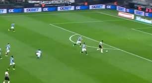 Fiel perde a paciência com Yuri Alberto após gol absurdo perdido; assista e veja reações
