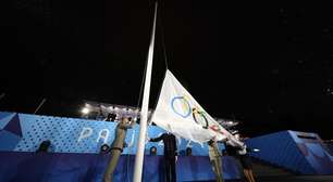 Abertura das Olimpíadas: bandeira olímpica é hasteada de cabeça para baixo