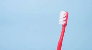 O erro comum na escovação que pode levar até à perda de dentes e você pode estar cometendo