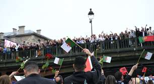 Argelinos jogam flores no Rio Sena durante cerimônia de abertura da Olimpíada; entenda