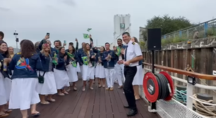 Brasileiros colocam capitão de barco para dançar em cerimônia de abertura da Olimpíada; veja