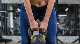 Agachamento com kettlebell: personal ensina forma certa de fazer