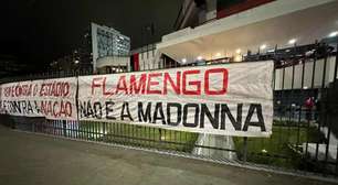 Torcedores do Flamengo estendem faixas na sede do clube; veja imagens