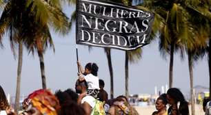 Marcha das mulheres negras une gerações na orla do Rio de Janeiro