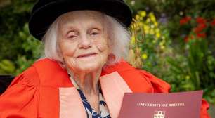 A física autora de descoberta essencial sobre partículas, que virou doutora aos 98 anos