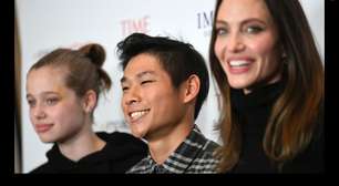 Internado após acidente de trânsito, filho de Brad Pitt e Angelina Jolie já havia xingado o pai publicamente