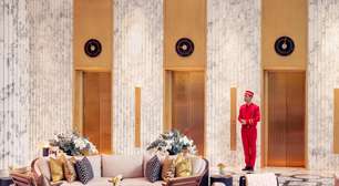 Hotel no Marrocos possui decoração luxuosa com mármore, madeira e tecidos