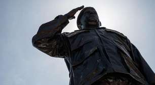 As estátuas de Hugo Chávez derrubadas em meio a protestos em bastiões do chavismo