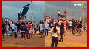 Manifestantes derrubam estátua de Hugo Chávez na Venezuela