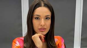 Brega? Ex-BBB Beatriz Reis usa look 'diferentão' e chama atenção em aeroporto: 'Essa saia...'