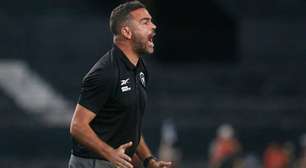 Artur Jorge admite dificuldade para montar time do Botafogo sem Eduardo e Junior Santos