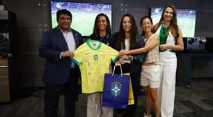 Seleção Brasileira feminina recebe visita de Rayssa Leal, bronze em Paris