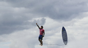 Gabriel Medina 'reproduz' foto icônica no Louvre e faz brincadeira