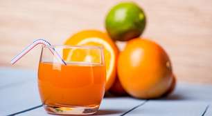 Suco mix de frutas refrescante com laranja, abacaxi e acerola