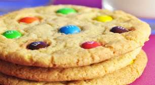 Cookies de M&amp;M's com receita caseira e fácil que fica crocante