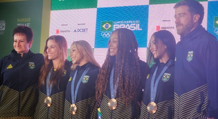 Ginastas voltam ao Brasil com medalha no pescoço e são recebidas com festa mesmo embaixo de chuva