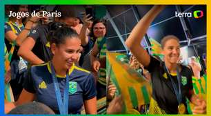 Campeãs olímpicas do vôlei de praia são recebidas com festa por torcida brasileira em Paris