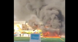 Helicóptero de emergência pega fogo com paciente a bordo em campo de futebol; veja vídeo