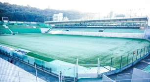 Geada cobre gramado do estádio do Juventude