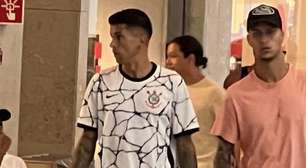 João Cancelo, do Manchester City, passeia em shopping com camisa do Corinthians