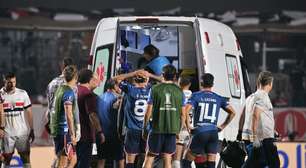 Juan Izquierdo, do Nacional-URU, passa mal em campo e é retirado de ambulância contra o São Paulo