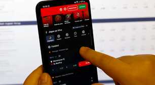 Os apps de bets que vêm pré-instalados em celulares: 'É como dar doce a diabético'