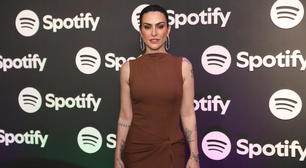 Cleo de marrom e Pabllo de all black em festa do Spotify